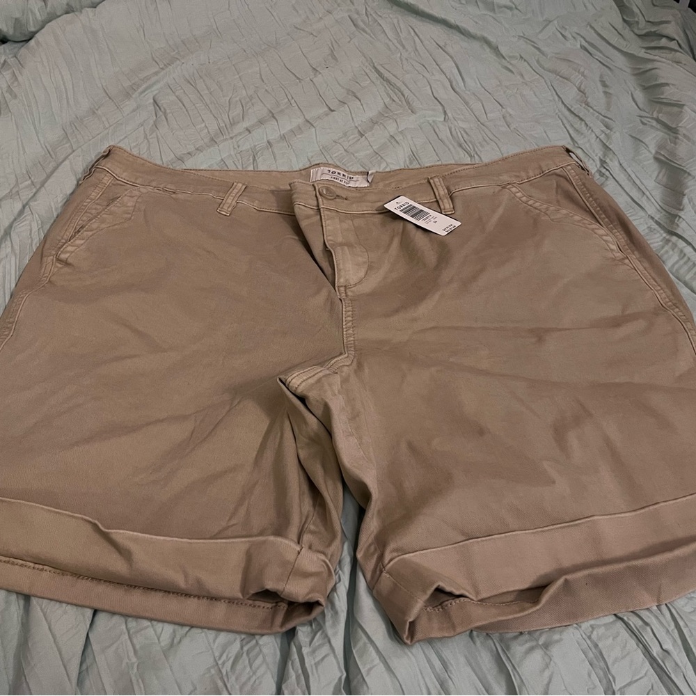 NWT Torrid khaki shorts size 24, 8inch short inseam